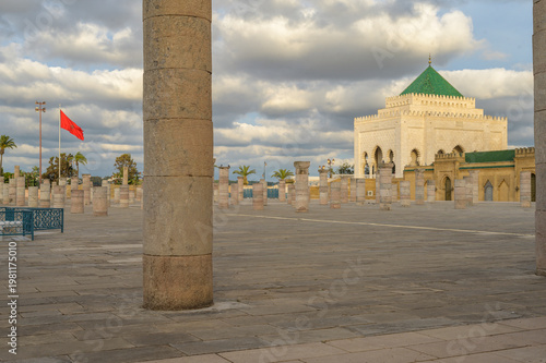 Foto Mohammed V Mausoleum of Rabat and Moroccan flag with would be Hassan mosque pill