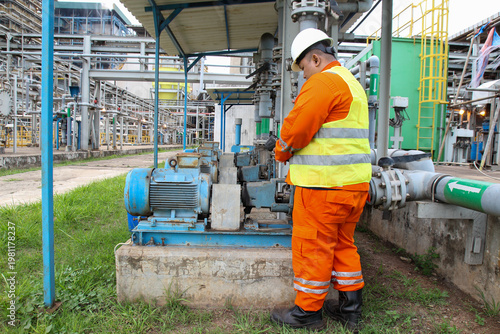 Bild auf Leinwand Industrial engineer Inspecting temprature of  water Pump Motor with thermal came