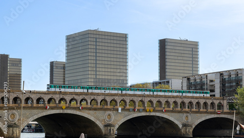Métro sur un pont