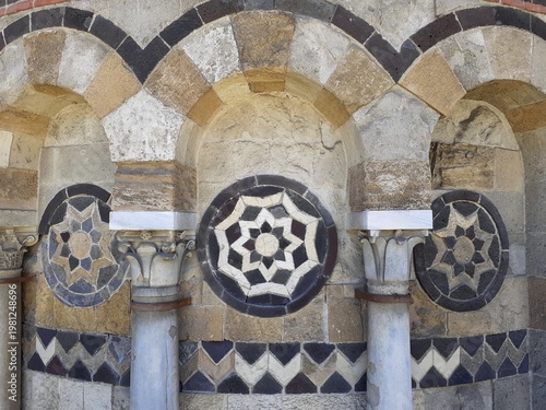 Dettaglio dell'abside della Chiesa della Santissima Annunziata dei Catalani a Messina, decorato con archi, colonne e pietre policrome.