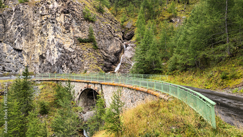 Fotografia Route des Grandes Alpes D902 with bridge Pont de la Cascade and waterfall, French Alps, France, Europe