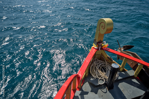 Fotografía Thai longtail boat prow figurehead with colourful flower garland offerings against a rough sea, symbolising blessing and protection in Thai culture