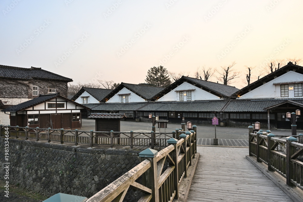 Obraz premium 山居倉庫と新井田川にかかる桟橋の風景（山形県酒田市）