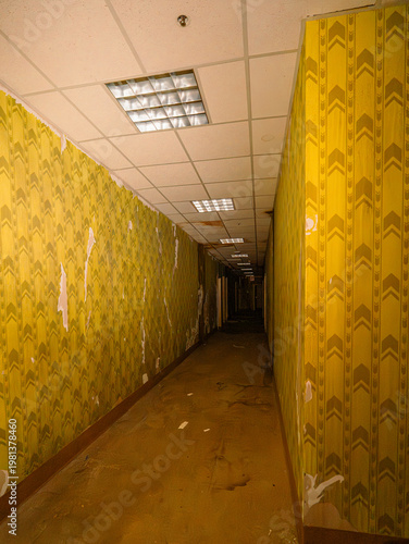 Fotografie Backrooms abandoned empty room liminal spaces abstract hall corridors yellow wal