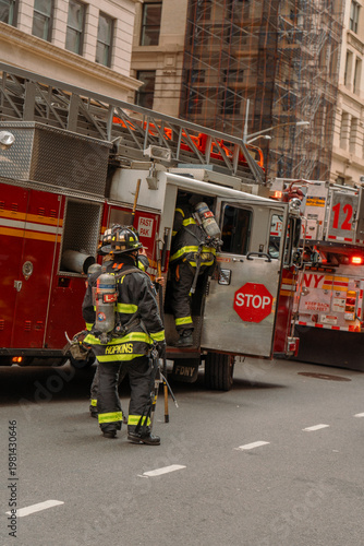 Canvastavla New York City, USA - April 10, 2022: Three FDNY firefighters are seen standing b
