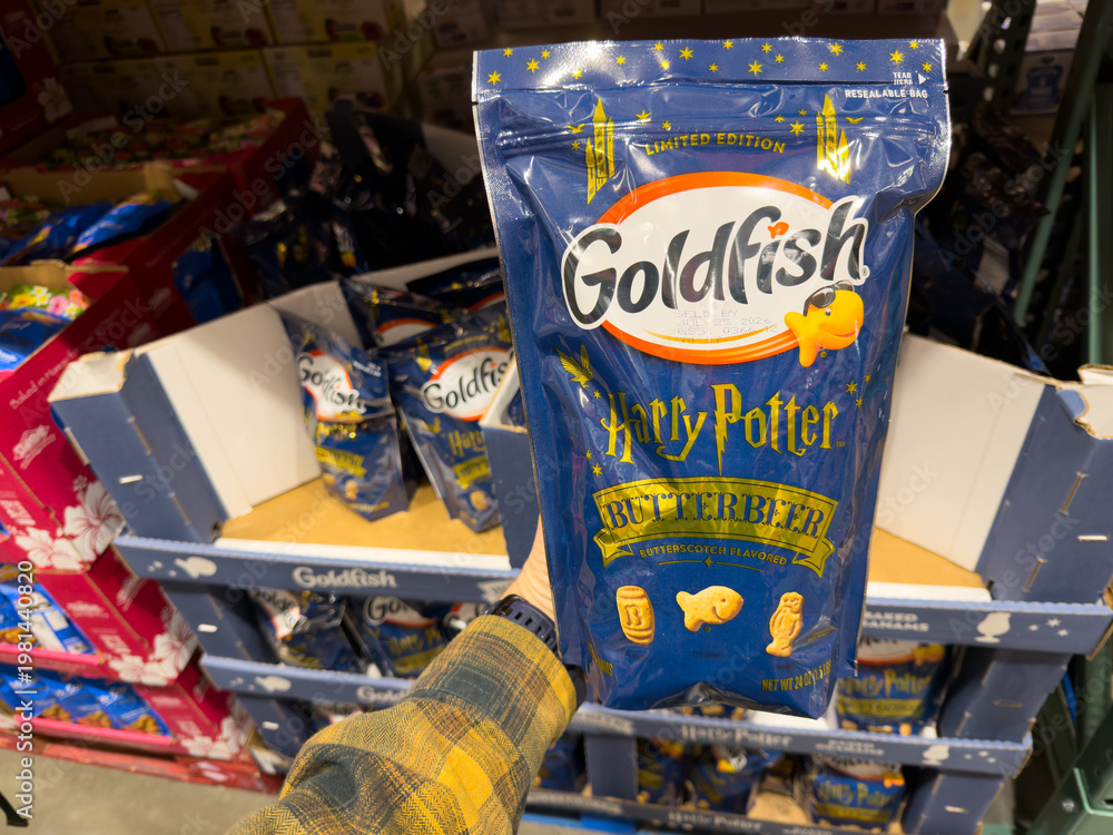 Obraz premium Goldfish Harry Potter Butterbeer Crackers Costco Aisle Display