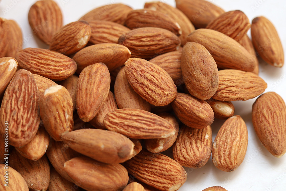 Fototapeta premium Almond nuts isolated on white background