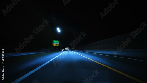 高速道路のトンネル区間を駆け抜けるアクションタイムラプス