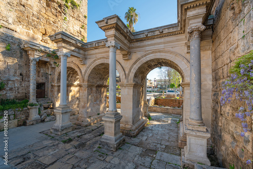 Εκτύπωση καμβά Passing through the Hadrian's Gate, a view of the streets of Antalya's historic