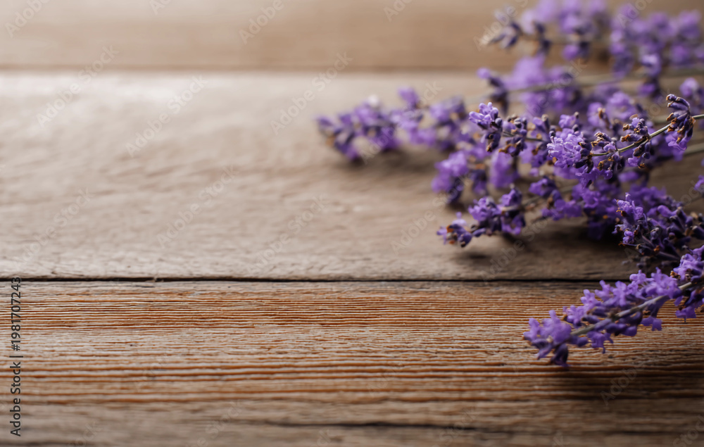 Naklejka premium Dried lavender bouquet on rustic wooden surface with soft shadows