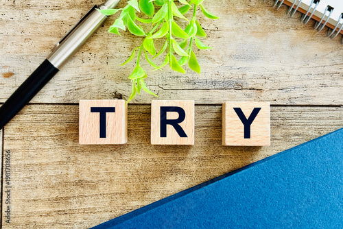 トライの文字と挑戦のイメージ