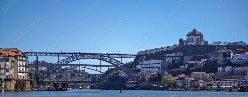 Naklejka premium Crucero de los seis puentes y barcos rabelos en el río Duero con vistas a la Ribeira, Oporto, Portugal