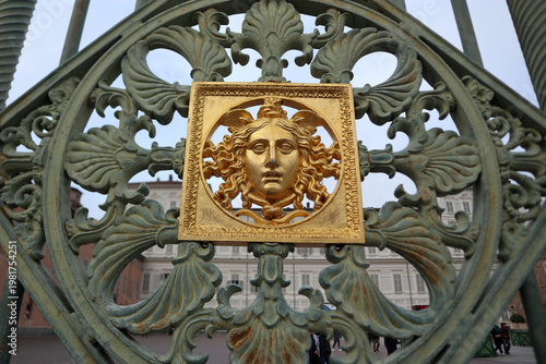 Dettaglio della cancellata del Palazzo Reale di Torino, situata tra Piazza Castello e la Piazzetta Reale