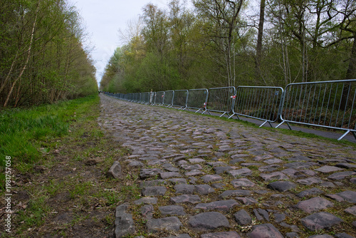 les pavés de  la trouée d Arenberg a proximité du site minier et que la course cycliste du paris Roubaix  empreinte