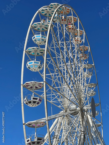 Riesenrad vor blauem Himmel 