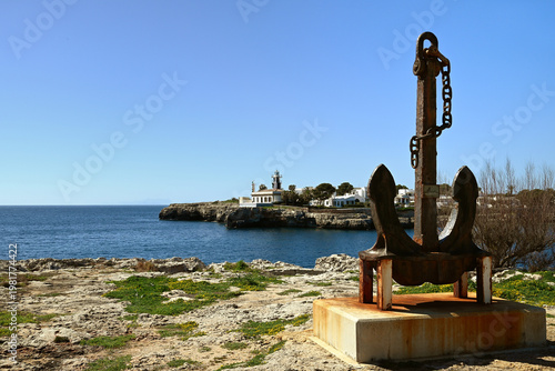 Ancre marine et phare à l'entrée du port de Ciutadella sur l'ile de Minorque