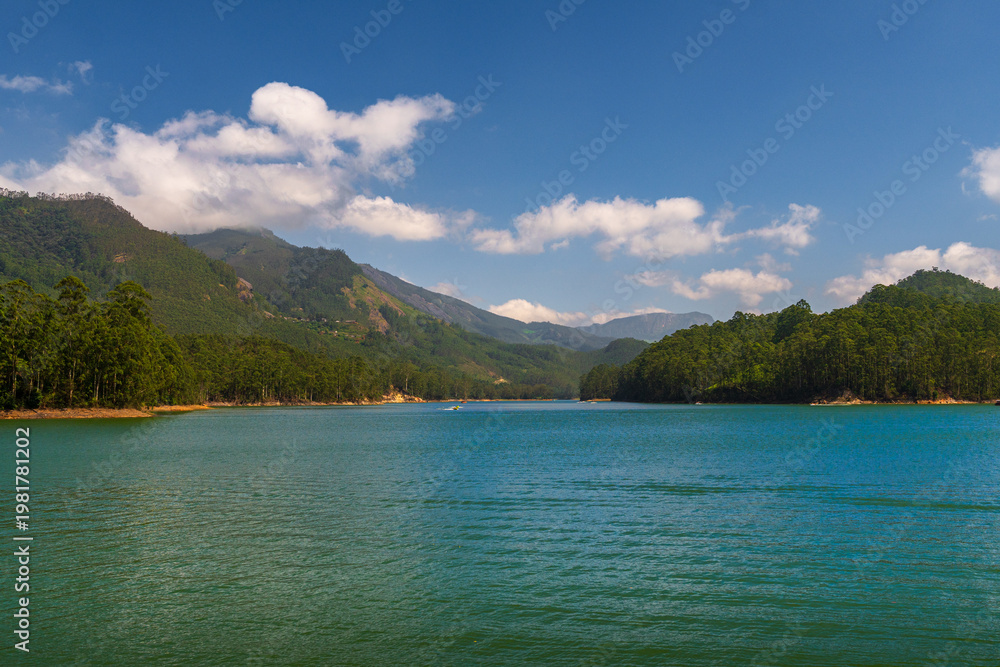 Obraz premium Serene boat ride and a panoramic view of Kundala dam, Munnar, Kerela, India