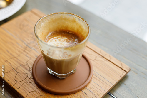 Fotografía Cup of hot milk caramel macchiato coffee on table by the window.
