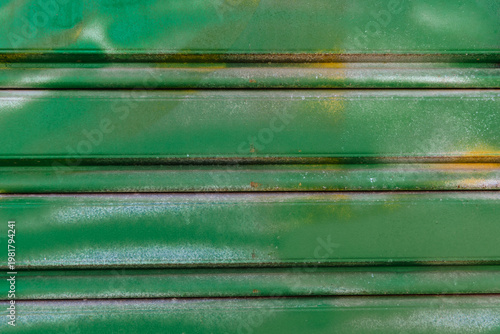 Surface en métal peinte en vert, rideau métallique de magasin