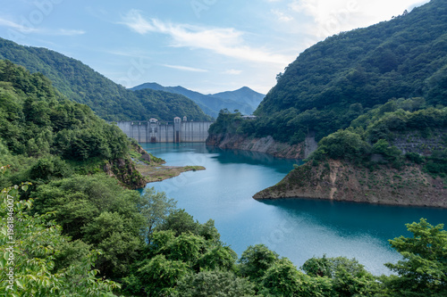 初夏の奥四万湖、四万ブルーの湖面と新緑の山々