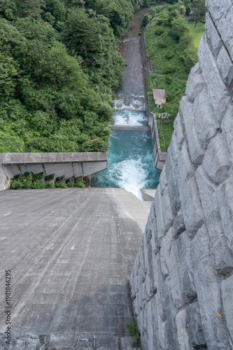 奥四万湖の堤体と減勢工の景色