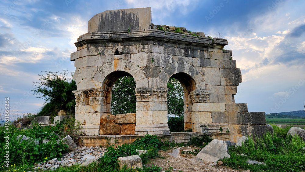 Obraz premium The remains of the Byzantine church (referred a North Church or North Basilica), located in the ancient city of Kastabala (Hieropolis-Castabala) in Osmaniye, Turkey