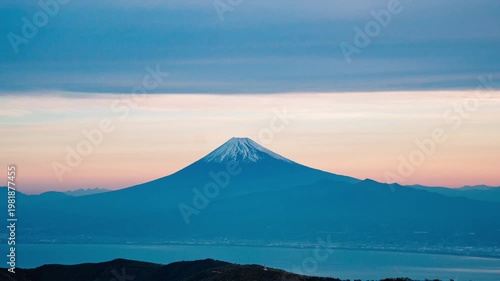 達磨山から撮影した穏やかな朝の富士山