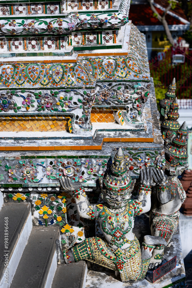 Fototapeta premium Colorful mosaic guardian statues on ornate temple wall