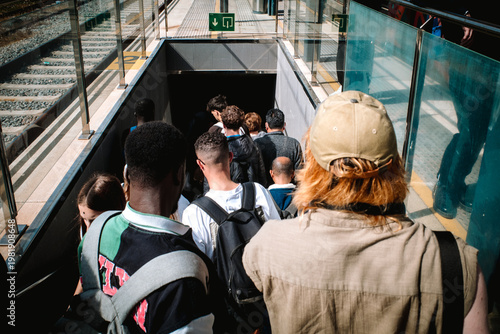 Voyageurs descendant un escalier dans la gare