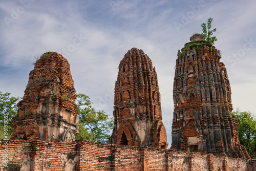 Schilderij op canvas Ancient ruins of Wat Mahathat temple in Ayutthaya Historical Park, Thailand