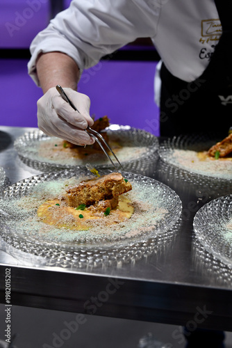 chef emplatando plato de postre con torta crujiente de anís con aceite