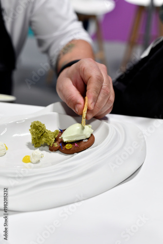 chef repostero elaborando postre con varios ingredientes