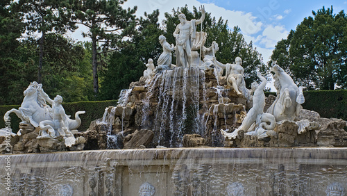Cuadro en lienzo Neptune fountain in the park of Schonbrunn palace, Vienna, Austria