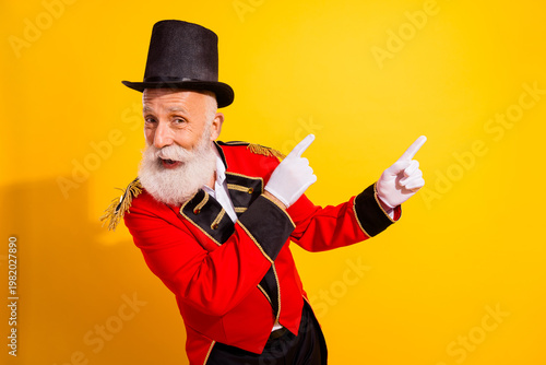 Canvastavla Circus showman in red jacket and top hat invites joy and laughter against a brig