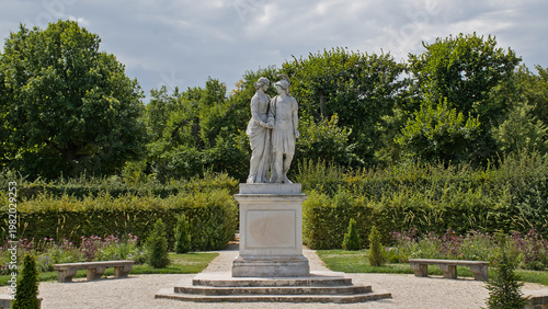 Schilderij op canvas Marble sculpture of a roman couple in the gardens of Schonbrunn palace, Vienna,