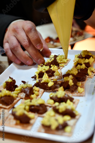 chef repostero elaborando bocaditos con crema pastelera