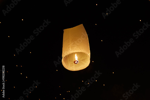 Fotografia The lanterns of Yi Peng and Loi Krathong, celebrated in Chiang Mai each November