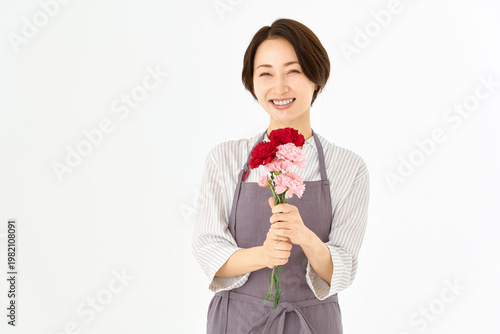 Photos カーネーションを持つ女性　母の日