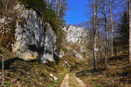 Wandern beim Rappenfelsen im Schmeietal im Naturpark Obere Donau; Schwäbische Alb; Baden württemberg; Deutschland