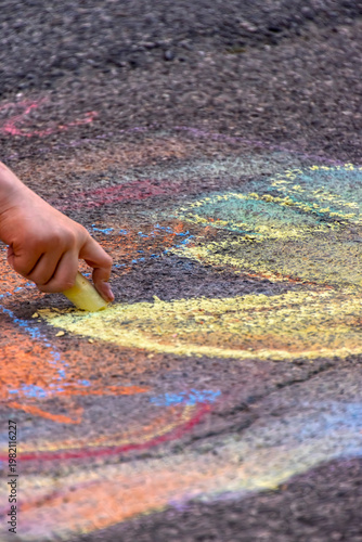 Disegnare con i gessetti sull'asfalto