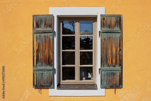 gera, deutschland - pittoreskes altes fenster mit verwittertem fensterladen