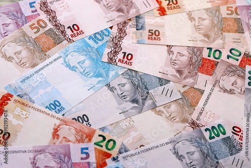 Foto Brazilian real money bills pile on table