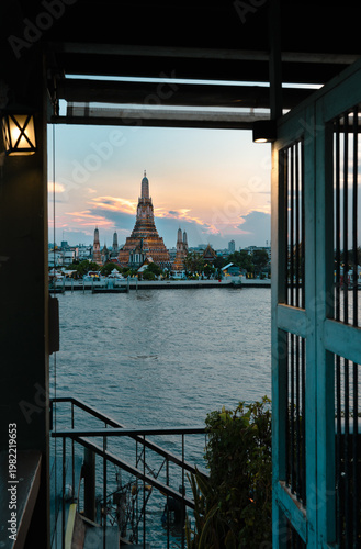 Blick auf den Tempel Wat Arun von einer Terrasse, Blaue Stunde