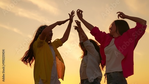 Foto Young women having fun in nature, relaxing in nature
