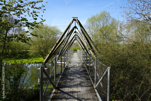 Fotografie Passerelle suspendue dans la forêt, Guise, Suspension Footbridge in Forest, Guis