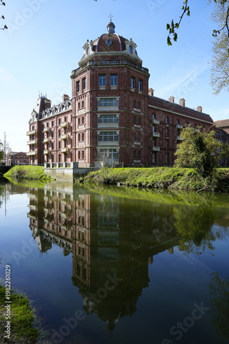 Bild auf Leinwand Grand bâtiment victorien reflété dans le canal, le familistère Godin, Guise, A l