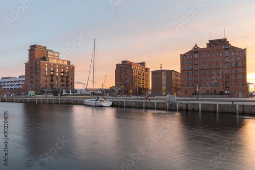 Ehemalige Speicher im Alten Hafen von Wismar bei Sonnenaufgang