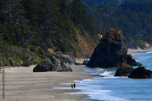 Fotografie Couple Walk Hand in Hand on Battle Rock Beach