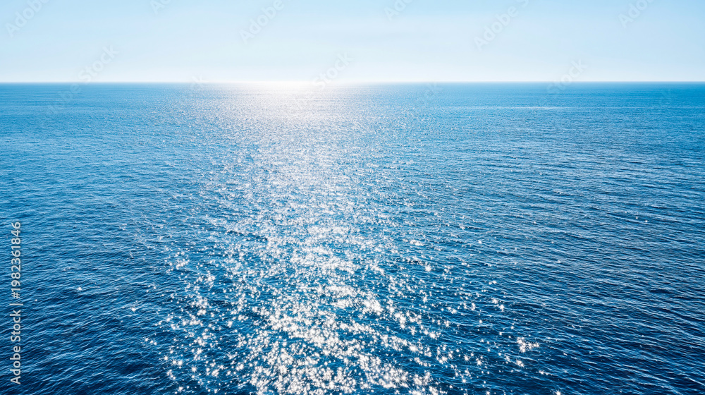 Naklejka premium Sunlight reflecting on calm blue ocean surface