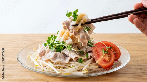 箸でつまむ豚肉の冷しゃぶ